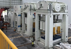 1500噸生產(chǎn)線吊裝安裝現(xiàn)場